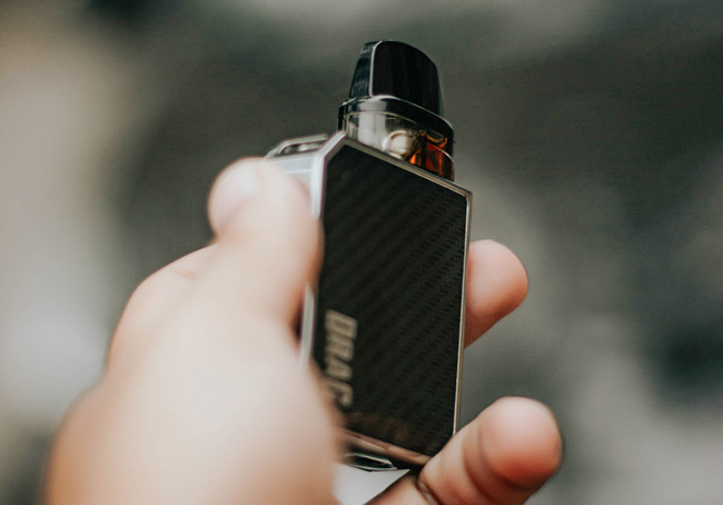 Hand holding a Voopoo Drag vape device