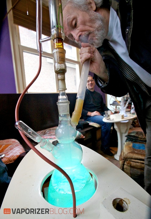 verdamper-vaporizer-vaporizerblog Using a vaporiser to vape cannabis.